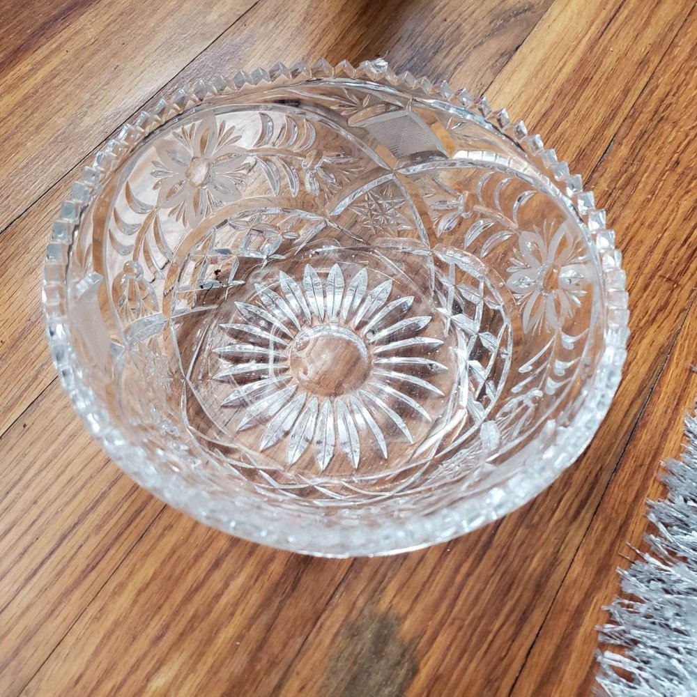 Sawtooth clear glass candy dish with daisies